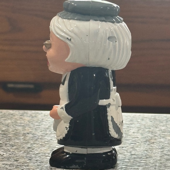 Maid and Butler Salt and Pepper Shakers - Picture 14 of 15